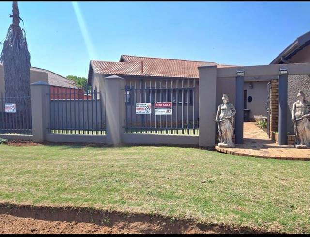 4 BEDROOM HOUSE FOR SALE IN DALPARK EXT 1